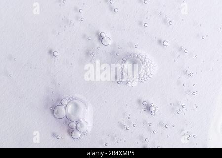 Nahaufnahme der Serumstruktur des kosmetischen Makrogels auf weißem Hintergrund mit Blasen. Natürliches Hautpflegeprodukt. Antibakterielle Flüssigkeit, feuchtigkeitsspendend. Draufsicht. Stockfoto