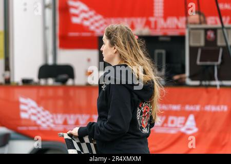 FINOWFURT, DEUTSCHLAND - 06. MAI 2023: Grid-Girls. Rennfestival 2023. Saisoneröffnung. Stockfoto