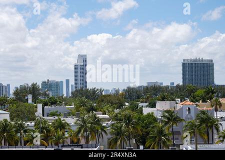 Miami Beach, Florida, USA. 8. Mai 2023. Die Skyline von Miami. Miami Beach ist eine pulsierende Küstenstadt in Florida, berühmt für ihre atemberaubenden Strände und das pulsierende Nachtleben. Mit seiner legendären Art-Deco-Architektur, luxuriösen Resorts und der energiegeladenen Atmosphäre zieht es Touristen aus der ganzen Welt an. Es bietet eine perfekte Mischung aus Entspannung, Unterhaltung und kulturellen Erlebnissen. Die Stadt ist bekannt für Luxusgrundstücke, Frühjahrsbrecher, Betrüger, Gastgewerbe, Hotels, Resorts, Partys und Nachtclubs. (Kreditbild: © Taidgh Barron/ZUMA Press Wire) NUR REDAKTIONELLE VERWENDUNG! Nicht für Com Stockfoto