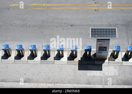 Miami Beach, Florida, USA. 8. Mai 2023. Citi Fahrradfahrer öffentliche Verkehrsmittel Fahrradverleih Docks. Miami Beach ist eine pulsierende Küstenstadt in Florida, berühmt für ihre atemberaubenden Strände und das pulsierende Nachtleben. Mit seiner legendären Art-Deco-Architektur, luxuriösen Resorts und der energiegeladenen Atmosphäre zieht es Touristen aus der ganzen Welt an. Es bietet eine perfekte Mischung aus Entspannung, Unterhaltung und kulturellen Erlebnissen. Die Stadt ist bekannt für Luxusgrundstücke, Frühjahrsbrecher, Betrüger, Gastgewerbe, Hotels, Resorts, Partys und Nachtclubs. (Kreditbild: © Taidgh Barron/ZUMA Press Stockfoto