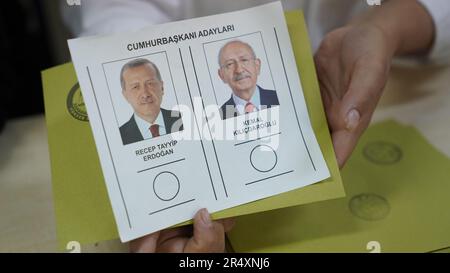 Istanbul, Türkei. 28. Mai 2023. Bürger in der Türkei bei den Wahlen für die 2. Runde der Präsidentschaftswahlen in Istanbul, Türkei am 28. Mai 2023. (Foto: Sedat Elbasan/Sipa USA) Guthaben: SIPA USA/Alamy Live News Stockfoto