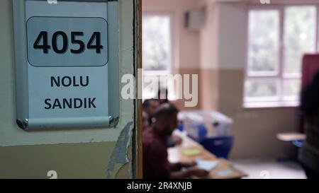 Istanbul, Türkei. 28. Mai 2023. Bürger in der Türkei bei den Wahlen für die 2. Runde der Präsidentschaftswahlen in Istanbul, Türkei am 28. Mai 2023. (Foto: Sedat Elbasan/Sipa USA) Guthaben: SIPA USA/Alamy Live News Stockfoto