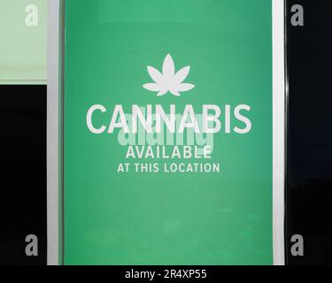 Schild „Cannabis verfügbar“ an der Gebäudefassade Stockfoto