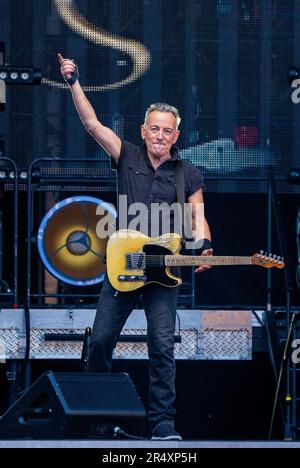 Bruce Springsteen, mit der E Street Band, auf der Bühne in Murrayfield, Edinburgh, während seiner Tour um 2023 Uhr. Foto: Dienstag, 30. Mai 2023. Stockfoto