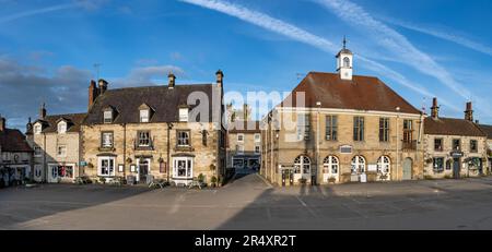 HELMSLEY, GROSSBRITANNIEN - 29. MAI 2023. Landschaftspanorama des Marktplatzes und Rathauses im beliebten Yorkshire Touristenziel Helmsley Stockfoto