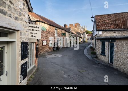 HELMSLEY, GROSSBRITANNIEN - 29. MAI 2023. Kleine unabhängige Geschäfte in der beliebten Touristenstadt Helmsley in North Yorkshire Stockfoto