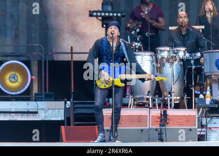 Edinburgh, Schottland. 30. Mai 2023 Bruce Springsteen und die E Street Band spielen Murrayfield Stadium auf der ersten britischen Show seiner aktuellen World Tour. Steven van Zandt unterstützt die Ukraine mit seiner farbigen Gitarre. Kredit: Tim J. Gray/Alamy Live News Stockfoto