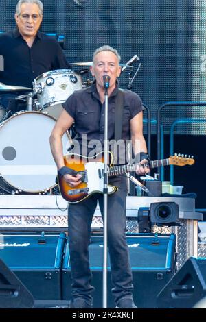 Edinburgh, Schottland. 30. Mai 2023 Bruce Springsteen und die E Street Band spielen Murrayfield Stadium auf der ersten britischen Show seiner aktuellen World Tour. Der legendäre Rockstar trat für mehr als 3 Stunden vor der Menge von 65.000 Personen auf. Kredit: Tim J. Gray/Alamy Live News Stockfoto