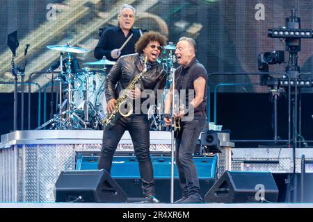 Edinburgh, Schottland. 30. Mai 2023 Bruce Springsteen und die E Street Band spielen Murrayfield Stadium auf der ersten britischen Show seiner aktuellen World Tour. Bruce und Jake Clemons dueten einen Refrain vor den 65.000-Jährigen. Kredit: Tim J. Gray/Alamy Live News Stockfoto