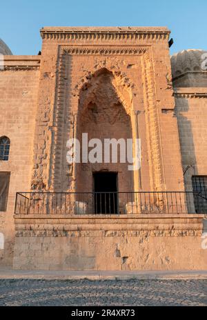 Kasimiye Madrasah (Kasimiye Medresesi) Historische Madrasah in Mardin Stadt im Südosten der Türkei. Detailansicht vom Eingang von Madrasa. Stockfoto