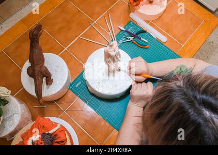 Meister in der Modellierung von Figuren aus Süßwaren-Mastix Stockfoto