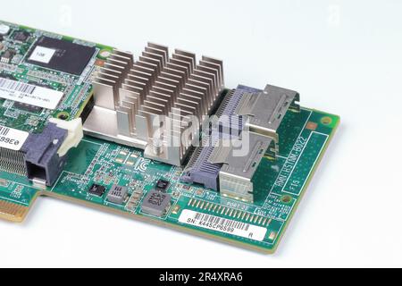Nahaufnahme des SFF-8086- oder msas- oder Mini-sas-Anschlusses des Disk Array Controllers auf einem modernen Server. Stockfoto