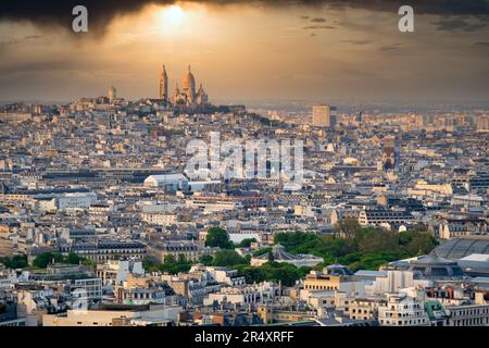 Pariser Panoramablick mit Mont Martre und Sacre Coeur im Hintergrund, Frankreich. Romantischer Sommerurlaub Urlaubsziel. Panoramablick oben Stockfoto