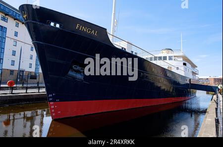 Das Schiff Fingal wurde 1963 erbaut und diente als Fähre für Leuchtturmwärter. Das Hotel wurde 2019 in ein Luxushotel umgewandelt und befindet sich jetzt in Leith Stockfoto