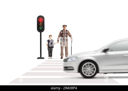 Ein älterer Mann und ein Schuljunge warten darauf, an einer Ampel auf weißem Hintergrund die Straße zu überqueren Stockfoto