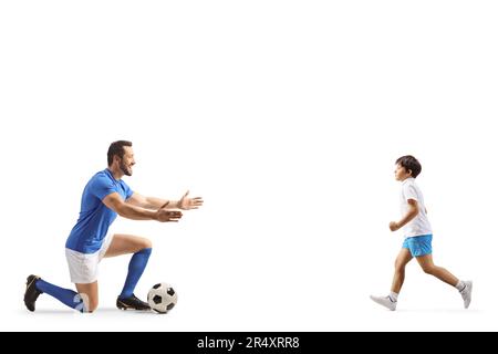 Ein Footballspieler wartet darauf, seinen Sohn isoliert auf weißem Hintergrund zu umarmen Stockfoto