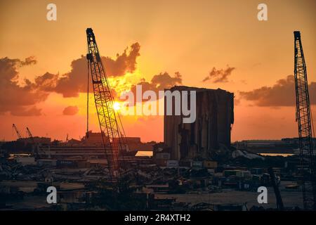 Hafen von Beirut bei Sonnenuntergang Stockfoto