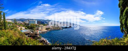 Panoramablick auf das Wasser von Funchal und das Pestana Carlton und Savoy Palace Hotel vom Garten des Reid's Palace Hotels, Funchal, Madeira, Portugal Stockfoto