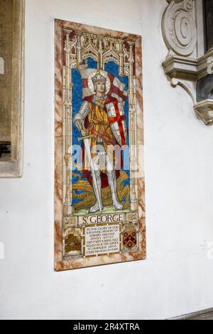 An der Wand montiertes St. George-Denkmal für Edward Astley, der im 1. Weltkrieg in Arras getötet wurde, St Lawrence Church, Hungerford, eine historische Marktstadt in Berkshire, England Stockfoto