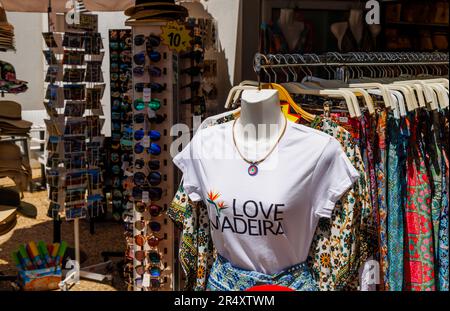 Ein weißes „Love Madeira“-T-Shirt in einem Souvenirladen in Sao Martinho, Funchal, Hauptstadt an der Südküste Madeiras Stockfoto