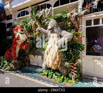 Dschungelbuch Baloo der Bär Blumenausstellung vor Kiki McDonough in der Symons Street in Chelsea in Bloom während der Chelsea Flower Show, London SW3 Stockfoto
