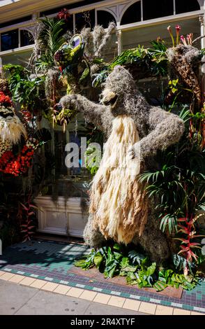 Dschungelbuch Baloo der Bär Blumenausstellung vor Kiki McDonough in der Symons Street in Chelsea in Bloom während der Chelsea Flower Show, London SW3 Stockfoto