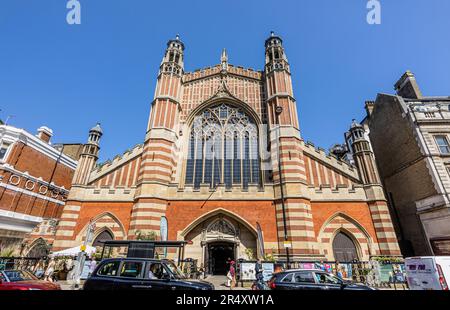 Die berühmte gotische Architektur am Holy Trinity Sloane Square in Upper Chelsea, London SW1 an einem sonnigen Tag, blauer Himmel Stockfoto