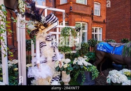 Eine Blumenausstellung zum Thema My Fair Lady vor dem Sloane Club in der Lower Sloane Street nahe Sloane Square, London SW3 während Chelsea in Bloom Stockfoto