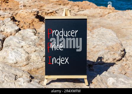 PPI-Symbol für den Preisindex der Erzeuger. Konzeptbegriffe PPI Preisindex der Hersteller auf wunderschöner schwarzer Kreidetafel. Wunderschöner Steinstrand im Hintergrund. Geschäfte Stockfoto