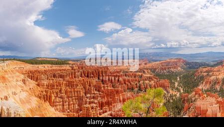 Brice Canyon-Nationalpark und die umliegende Landschaft im Bundesstaat Utah. Stockfoto