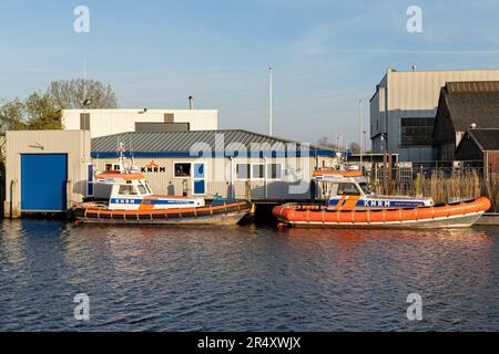 KNRM Rettungsboote im Wachhaus. KNRM ist die freiwillige Organisation in den Niederlanden, die mit der Rettung von Menschenleben auf See beauftragt ist. Stockfoto