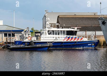 Holländische Polizeiboote im Hafen von Lemmer Stockfoto