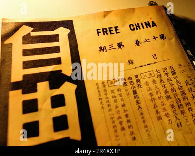 Teilansicht eines Dokuments in der Chiang Kai-Shek Memorial Hall mit den Worten FREE CHINA auf Englisch auf einem chinesischen Text; Taipei, Taiwan. Stockfoto