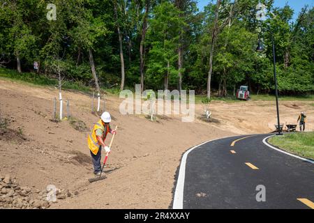 Washington, DC: Ein Arbeiter beendet die Landschaftsgestaltung entlang eines neuen Abschnitts des Metropolitan Branch Trail, einem Rad-/Wanderweg, der von Union Cents führt Stockfoto