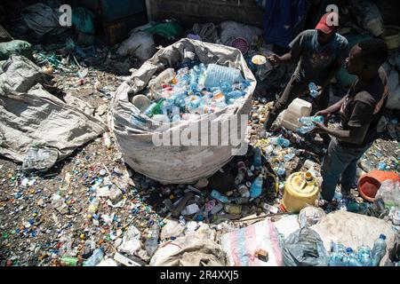 30. Mai 2023, Nakuru, Kenia: Arbeiter sortieren und geben Plastikflaschen in einer Recyclinganlage in Nakuru in eine Tüte. In Paris, Frankreich, haben sich Verhandlungsführer für die zweite Runde der Beratungen versammelt, um einen globalen Vertrag zu entwickeln, der das eskalierende Problem der Plastikverschmutzung angehen soll. Einem kürzlich veröffentlichten Bericht des Umweltprogramms der Vereinten Nationen (UNEP) zufolge haben die Länder das Potenzial, die Verschmutzung durch Kunststoffe bis 2040 um 80 % zu reduzieren, indem sie unnötige Kunststoffe beseitigen, Recycling- und Wiederverwendungsstrategien umsetzen, Pfandsysteme einführen und Kunststoff durch eine nachhaltige Alternative ersetzen Stockfoto