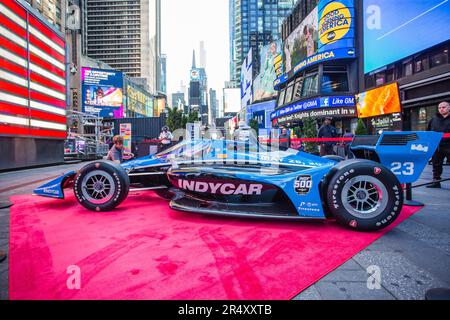 New York, USA, 30/05/2023, Eine Nachbildung eines Formel-Indy-Autos ist am Times Square in New York in den USA an diesem Dienstag, 30 zu sehen. Das letzte Finale fand auf der Indianapolis 500 statt, gewonnen von dem Fahrer Josef Newgarden, der heute an einer Veranstaltung auf Nasdaq teilnahm. Kredit: Brasilien Photo Press/Alamy Live News Stockfoto