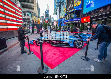 New York, USA, 30/05/2023, Eine Nachbildung eines Formel-Indy-Autos ist am Times Square in New York in den USA an diesem Dienstag, 30 zu sehen. Das letzte Finale fand auf der Indianapolis 500 statt, gewonnen von dem Fahrer Josef Newgarden, der heute an einer Veranstaltung auf Nasdaq teilnahm. Kredit: Brasilien Photo Press/Alamy Live News Stockfoto