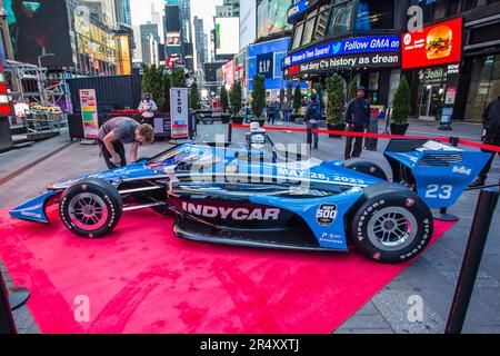 New York, USA, 30/05/2023, Eine Nachbildung eines Formel-Indy-Autos ist am Times Square in New York in den USA an diesem Dienstag, 30 zu sehen. Das letzte Finale fand auf der Indianapolis 500 statt, gewonnen von dem Fahrer Josef Newgarden, der heute an einer Veranstaltung auf Nasdaq teilnahm. Kredit: Brasilien Photo Press/Alamy Live News Stockfoto