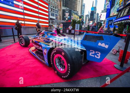 New York, USA, 30/05/2023, Eine Nachbildung eines Formel-Indy-Autos ist am Times Square in New York in den USA an diesem Dienstag, 30 zu sehen. Das letzte Finale fand auf der Indianapolis 500 statt, gewonnen von dem Fahrer Josef Newgarden, der heute an einer Veranstaltung auf Nasdaq teilnahm. Kredit: Brasilien Photo Press/Alamy Live News Stockfoto