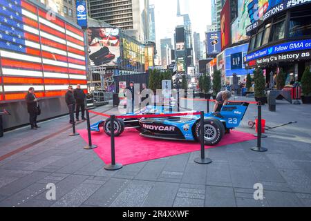 New York, USA, 30/05/2023, Eine Nachbildung eines Formel-Indy-Autos ist am Times Square in New York in den USA an diesem Dienstag, 30 zu sehen. Das letzte Finale fand auf der Indianapolis 500 statt, gewonnen von dem Fahrer Josef Newgarden, der heute an einer Veranstaltung auf Nasdaq teilnahm. Kredit: Brasilien Photo Press/Alamy Live News Stockfoto