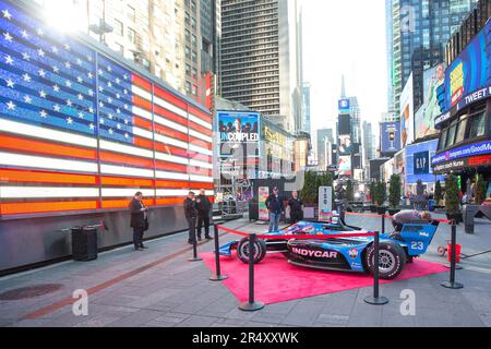 New York, USA, 30/05/2023, Eine Nachbildung eines Formel-Indy-Autos ist am Times Square in New York in den USA an diesem Dienstag, 30 zu sehen. Das letzte Finale fand auf der Indianapolis 500 statt, gewonnen von dem Fahrer Josef Newgarden, der heute an einer Veranstaltung auf Nasdaq teilnahm. Kredit: Brasilien Photo Press/Alamy Live News Stockfoto