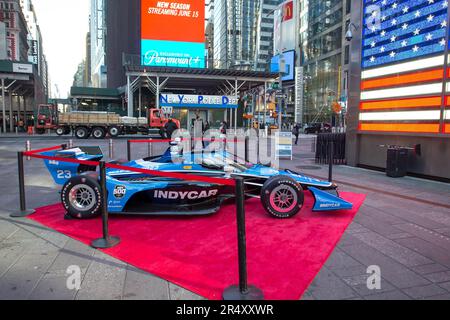 New York, USA, 30/05/2023, Eine Nachbildung eines Formel-Indy-Autos ist am Times Square in New York in den USA an diesem Dienstag, 30 zu sehen. Das letzte Finale fand auf der Indianapolis 500 statt, gewonnen von dem Fahrer Josef Newgarden, der heute an einer Veranstaltung auf Nasdaq teilnahm. Kredit: Brasilien Photo Press/Alamy Live News Stockfoto