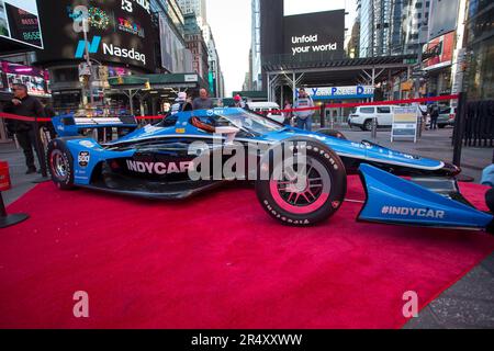 New York, USA, 30/05/2023, Eine Nachbildung eines Formel-Indy-Autos ist am Times Square in New York in den USA an diesem Dienstag, 30 zu sehen. Das letzte Finale fand auf der Indianapolis 500 statt, gewonnen von dem Fahrer Josef Newgarden, der heute an einer Veranstaltung auf Nasdaq teilnahm. Kredit: Brasilien Photo Press/Alamy Live News Stockfoto