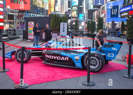 New York, USA, 30/05/2023, Eine Nachbildung eines Formel-Indy-Autos ist am Times Square in New York in den USA an diesem Dienstag, 30 zu sehen. Das letzte Finale fand auf der Indianapolis 500 statt, gewonnen von dem Fahrer Josef Newgarden, der heute an einer Veranstaltung auf Nasdaq teilnahm. Kredit: Brasilien Photo Press/Alamy Live News Stockfoto