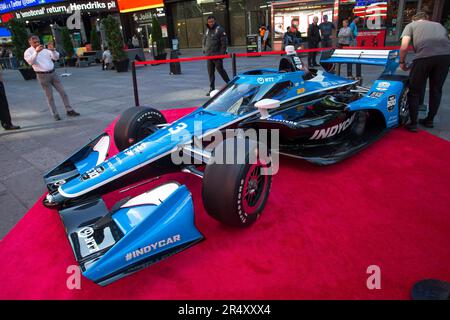 New York, USA, 30/05/2023, Eine Nachbildung eines Formel-Indy-Autos ist am Times Square in New York in den USA an diesem Dienstag, 30 zu sehen. Das letzte Finale fand auf der Indianapolis 500 statt, gewonnen von dem Fahrer Josef Newgarden, der heute an einer Veranstaltung auf Nasdaq teilnahm. Kredit: Brasilien Photo Press/Alamy Live News Stockfoto