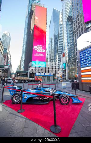 New York, USA, 30/05/2023, Eine Nachbildung eines Formel-Indy-Autos ist am Times Square in New York in den USA an diesem Dienstag, 30 zu sehen. Das letzte Finale fand auf der Indianapolis 500 statt, gewonnen von dem Fahrer Josef Newgarden, der heute an einer Veranstaltung auf Nasdaq teilnahm. Kredit: Brasilien Photo Press/Alamy Live News Stockfoto