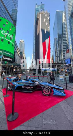 New York, USA, 30/05/2023, Eine Nachbildung eines Formel-Indy-Autos ist am Times Square in New York in den USA an diesem Dienstag, 30 zu sehen. Das letzte Finale fand auf der Indianapolis 500 statt, gewonnen von dem Fahrer Josef Newgarden, der heute an einer Veranstaltung auf Nasdaq teilnahm. Kredit: Brasilien Photo Press/Alamy Live News Stockfoto