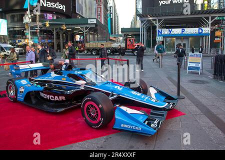 New York, USA, 30/05/2023, Eine Nachbildung eines Formel-Indy-Autos ist am Times Square in New York in den USA an diesem Dienstag, 30 zu sehen. Das letzte Finale fand auf der Indianapolis 500 statt, gewonnen von dem Fahrer Josef Newgarden, der heute an einer Veranstaltung auf Nasdaq teilnahm. Kredit: Brasilien Photo Press/Alamy Live News Stockfoto