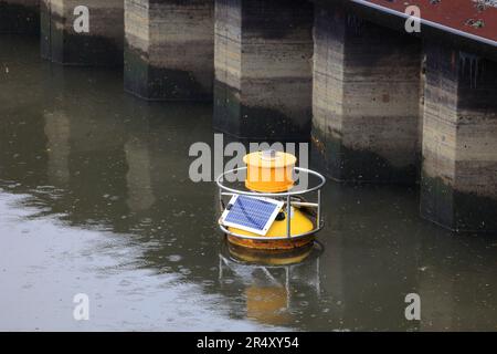 Eine Solarboje der Marke YSI zur Überwachung der Wasserqualität mit Ferntelemetrie im Gowanus Canal, Brooklyn, New York. Stockfoto