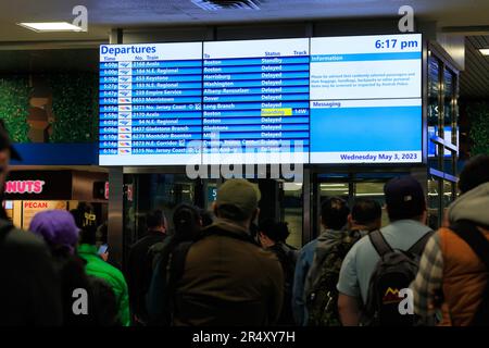 Die Pendler zur Rush Hour warten am Abfahrtsschild des Zuges an der Penn Station, New York, da Züge aufgrund von Polizeiaktivitäten um Stunden verspätet sind, am 3. Mai 2023. Stockfoto